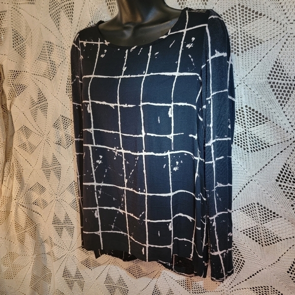 Versona size medium black cream lines with flaps in back. Long sleeve. - Picture 4 of 13